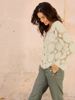 Veste tricot col V manches longues motif crochet floral